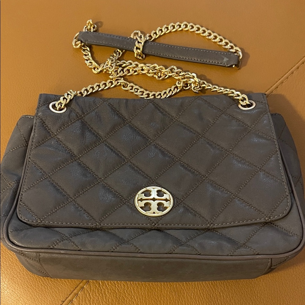 Elegant Gray Quilted Shoulder Bag